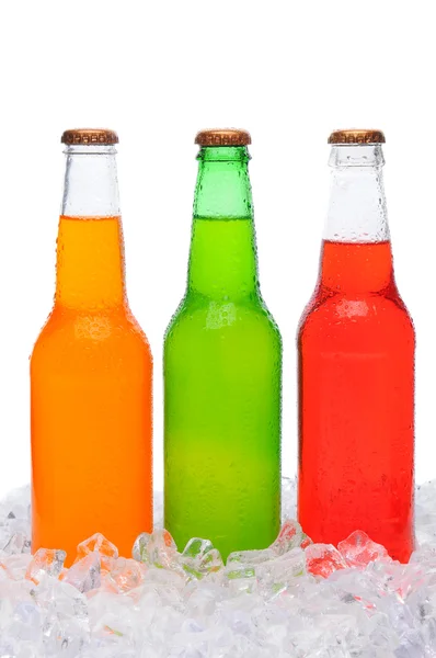 Bottiglie di soda assortite in piedi nel ghiaccio — Foto Stock