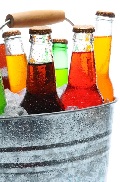 Primo piano di bottiglie di soda in secchio — Foto Stock