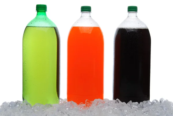 Grandes garrafas de refrigerante no gelo — Fotografia de Stock