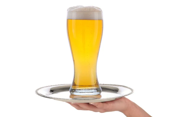 Garçonete com copo de cerveja na bandeja — Fotografia de Stock