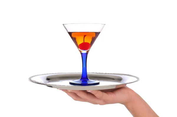 Vrouw met cocktail op dienblad — Stockfoto