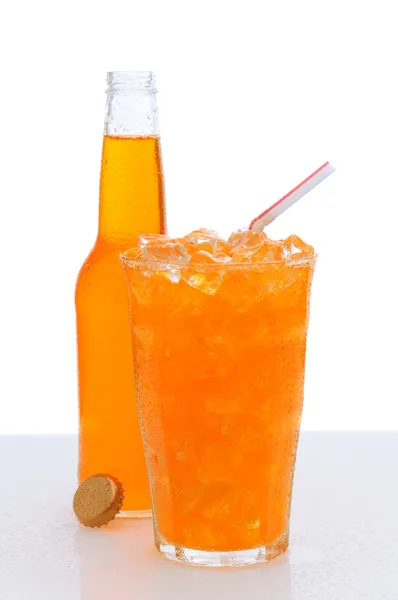 Pohár narancs szóda palack — Stock Fotó