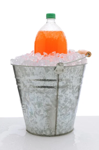氷のバケツにオレンジ ソーダの瓶 — ストック写真