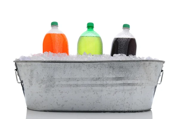 Balde de festa com garrafas de refrigerante — Fotografia de Stock