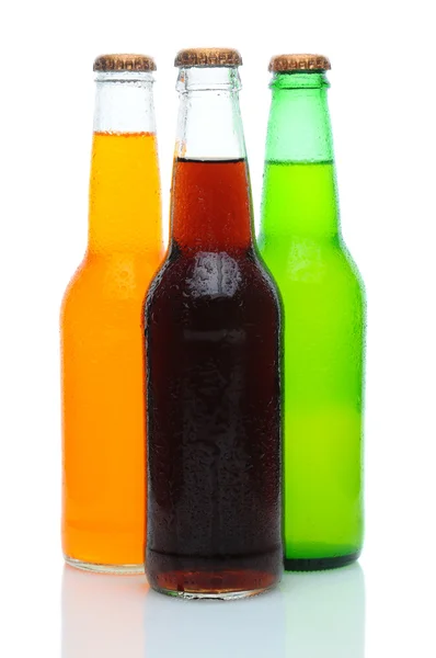 Três garrafas de refrigerante sortidas em branco — Fotografia de Stock