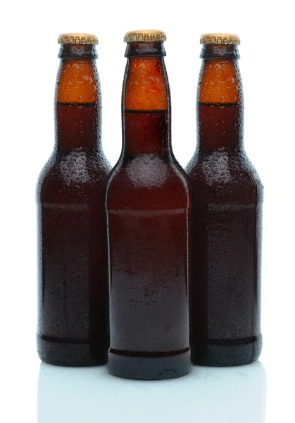 Drei Bierflaschen auf weiß — Stockfoto