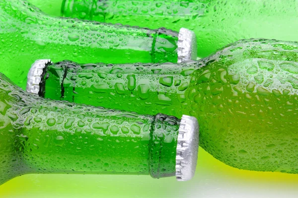 Fechar-se de garrafas de cerveja verde deitado em seu lado — Fotografia de Stock
