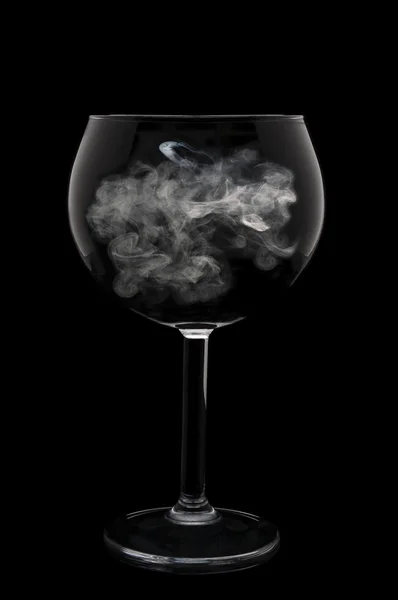 Weinglas über Schwarz mit Rauch in Schüssel — Stockfoto