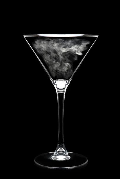 Martini sklo nad černým kouřem v misce — Stock fotografie