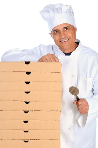 Шеф-повар пиццы опирается на коробки — стоковое фото
