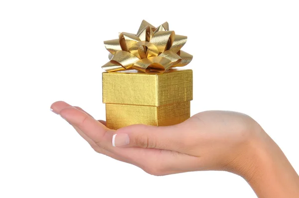 Женская рука с маленьким золотым ящиком для подарков — стоковое фото