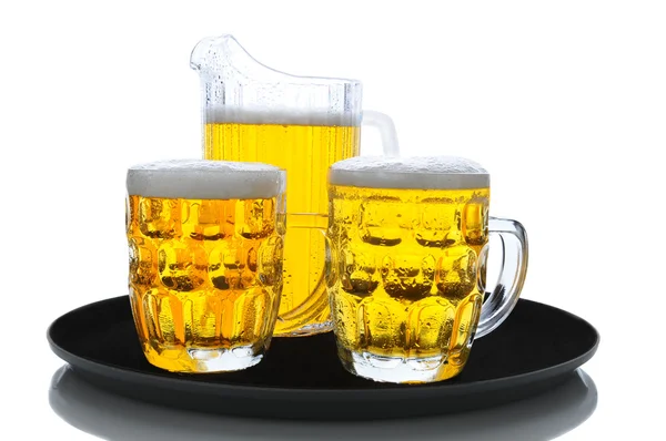 Jarra de cerveza y vasos en bandeja — Foto de Stock