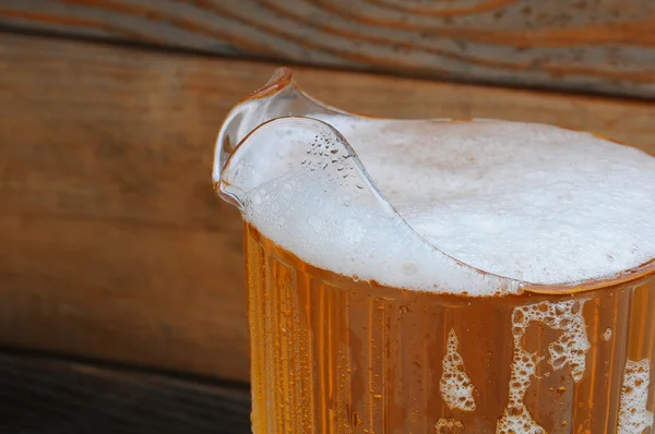 Gros plan de pichet à bière avec fond en bois — Photo