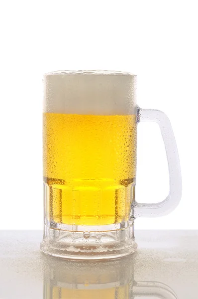 Taza de cerveza en la encimera húmeda — Foto de Stock