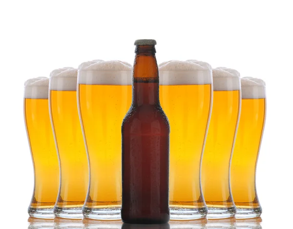Garrafa de cerveja com óculos por trás — Fotografia de Stock