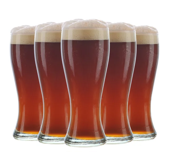 Arranjo de cinco copos de cerveja — Fotografia de Stock