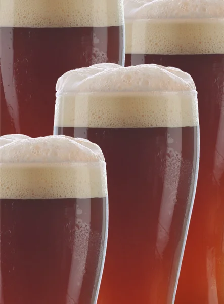 Closeup copos de cerveja escura — Fotografia de Stock