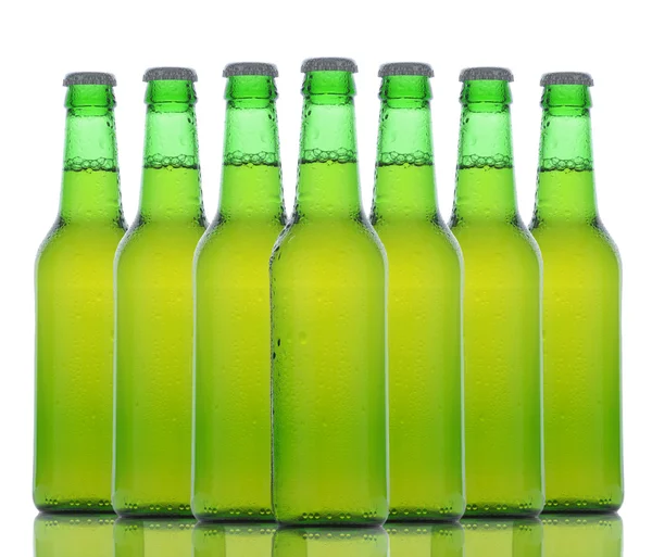 Bottiglie di birra verde sopra bianco — Foto Stock