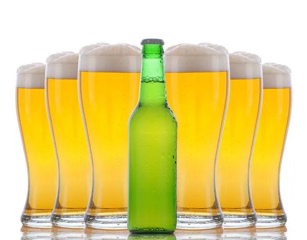 Bottiglia di birra davanti ai bicchieri pieni — Foto Stock