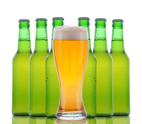 Склянка пива з пляшками за — стокове фото