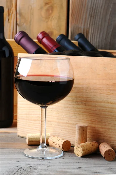 Kieliszek do wina przed drewniana Skrzynka — Zdjęcie stockowe