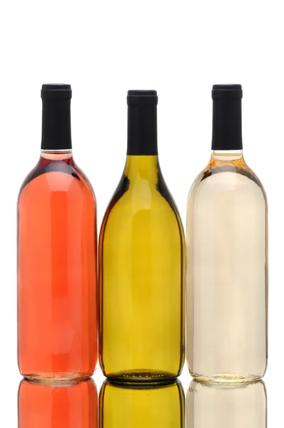Três garrafas de vinho sobre um fundo branco — Fotografia de Stock