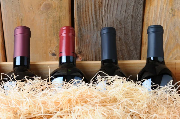 Närbild vin flaskor i låda — Stockfoto