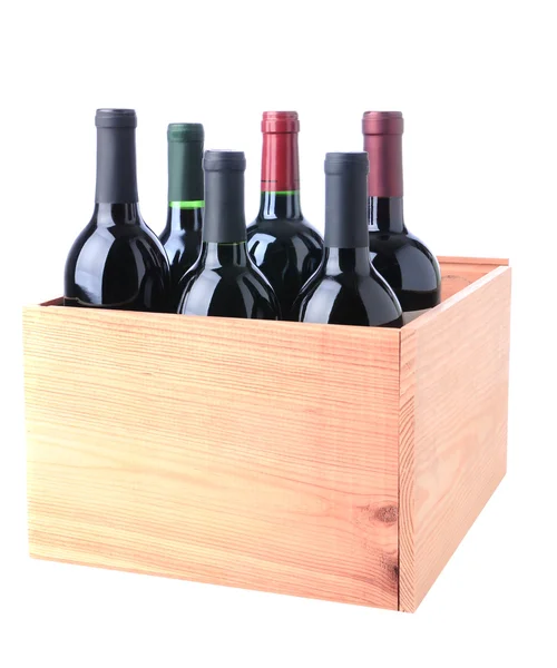 Ahşap sandık içinde kırmızı şarap şişeleri — Stok fotoğraf