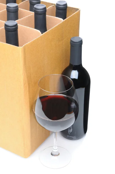 와인 유리와 병 상자 앞 — 스톡 사진