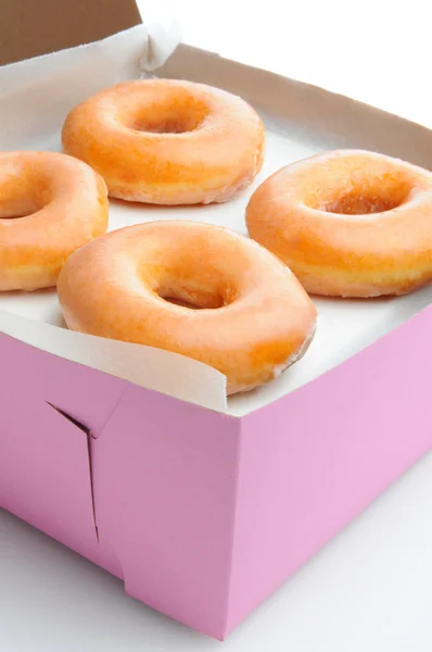 Крупним планом засклені пончики в коробці — стокове фото