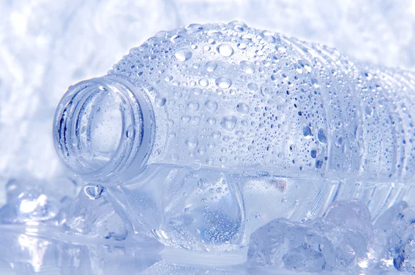Close-up van een fles water op zijn kant — Stockfoto