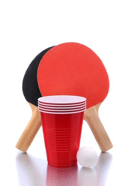 Ping pong paddlar och bollen och koppar — Stockfoto