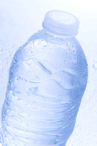 Крупный план бутылки с водой — стоковое фото