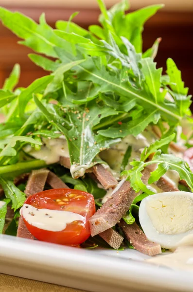Salade savoureuse de langue de bœuf — Photo