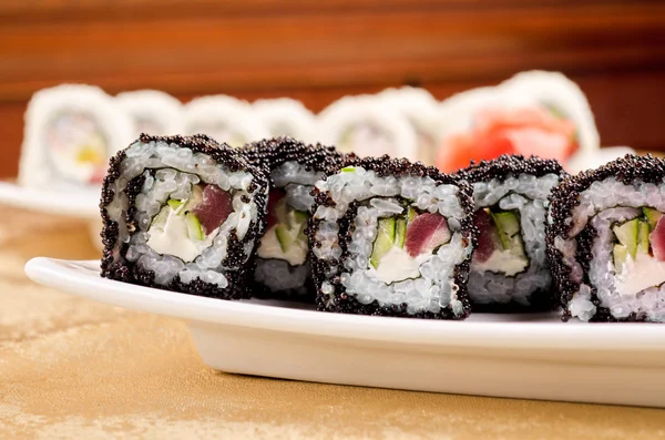 Tuna suşi roll — Stok fotoğraf