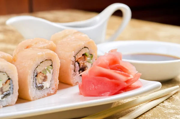 Rollo de camarones y anguila sushi — Foto de Stock