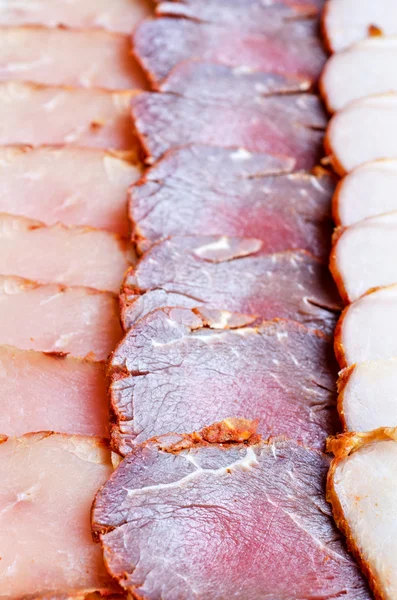 Tagliare salsiccia e carne — Foto Stock
