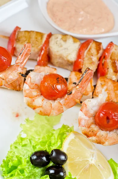 Grilled salmon and shrimps — Stock Photo, Image