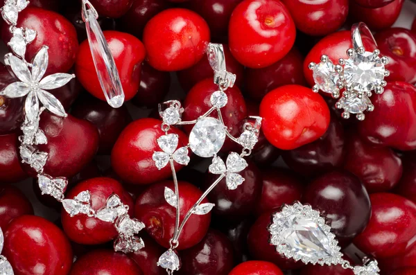 Jóias em cerejas — Fotografia de Stock