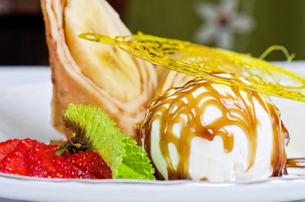 Вкусный блинный десерт — стоковое фото