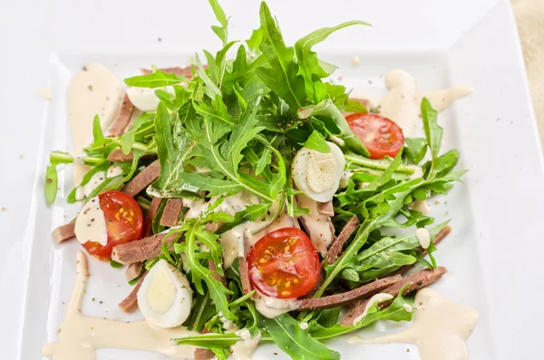 Salade savoureuse de langue de bœuf — Photo