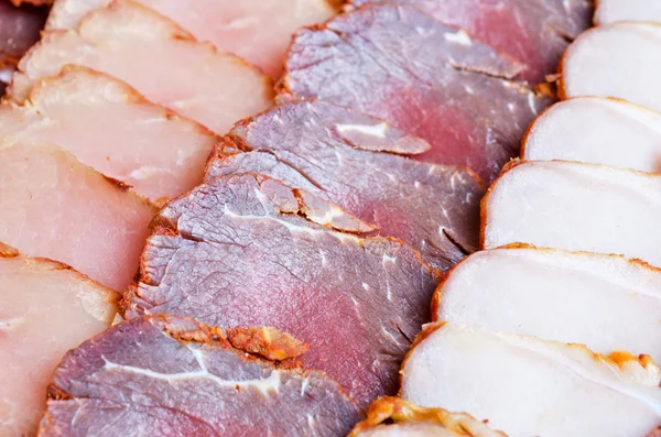 Tagliare salsiccia e carne — Foto Stock
