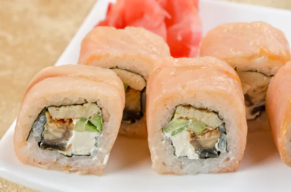 Rolo de sushi de camarão e enguia — Fotografia de Stock