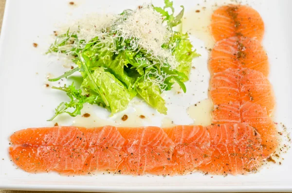 Fisch-Carpaccio mit Salat — Stockfoto