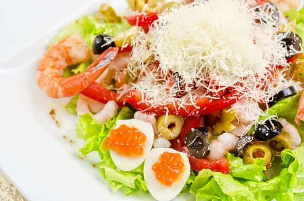 Leckerer Salat mit Meeresfrüchten — Stockfoto