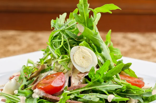 Leckerer Salat mit Rinderzunge — Stockfoto
