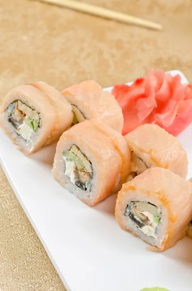 Garnalen en paling sushi roll — Stockfoto