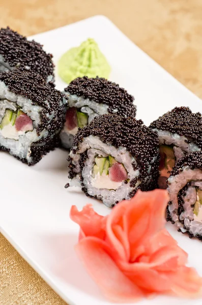 Rollo de atún y sushi —  Fotos de Stock