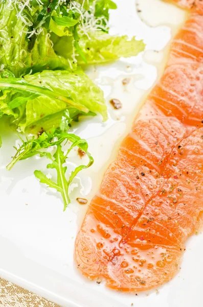Carpaccio de peixe com salada — Fotografia de Stock