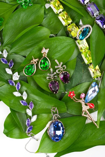 Smycken på gröna blad — Stockfoto